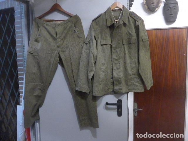 Militaria: Antigua guerrera y pantalon de camuflaje original de la Alemania comunista. RDA, DDR.