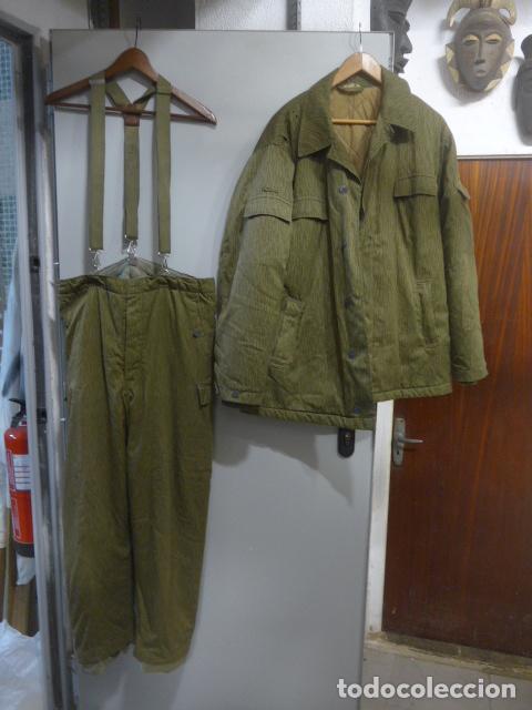 Militaria: Antigua guerrera y pantalon de invierno de camuflaje original de la Alemania comunista. RDA, DDR.