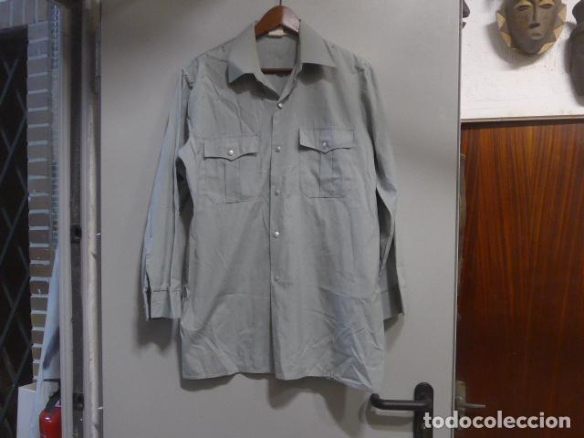 Militaria: Antigua camisa alemana original en gris clarito. Alemania comunista, DDR, RDA.