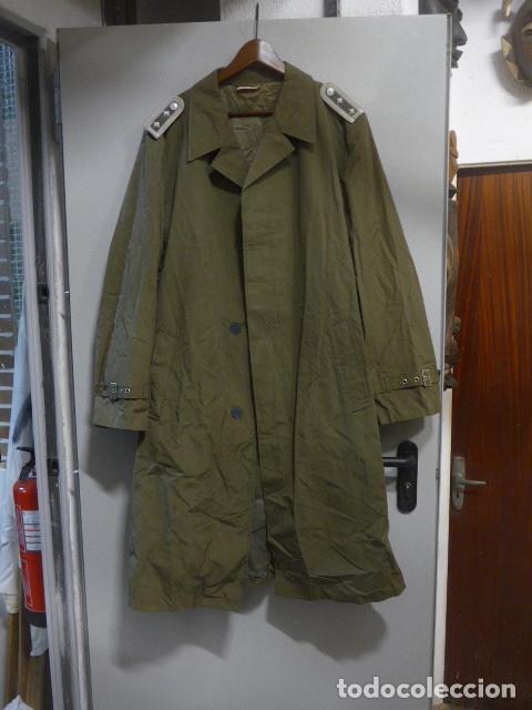 Militaria: Antigua gabardina o abrigo aleman de oficial de Alemania comunista, original. DDR, RDA.