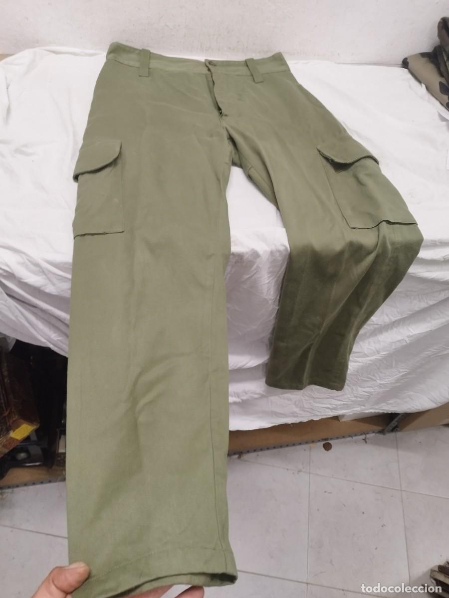 Militaria: Pantalon militar de de color verde a identificar.
