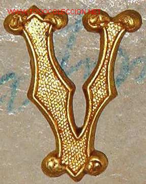 Militaria: V dorada de 2 cms - Foto 1
