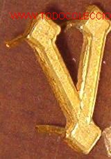 Militaria: V dorada de 1 cm - Foto 1