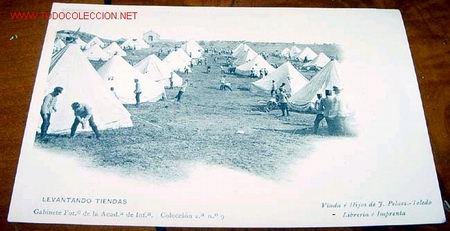 Militaria: ANTIGUA POSTAL DE LEVANTANDO TIENDAS - Foto 1