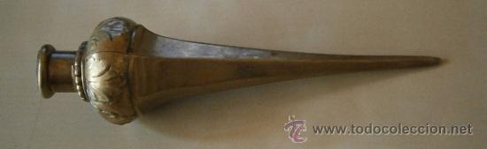 Militaria: Punta de casco - Foto 1