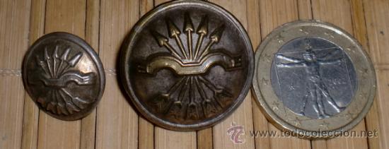 Militaria: 2 botones de falange - Foto 1