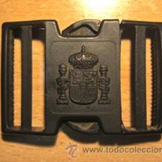 Militaria: HEBILLA DE PLASTICO CON EMBLEMA CONSTITUCIONAL. Lote 36923262