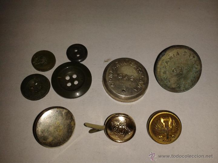 Militaria: Lote de botones y cascarilla - Foto 1