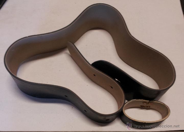 Militaria: Pieza de correaje de charol pl&aacute;stico - Foto 1