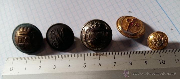 Militaria: 5 botones variados - Foto 1
