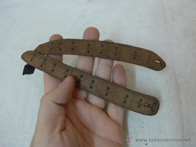 Militaria: Antiguo resto de carrilleras de gorra o casco - Foto 1