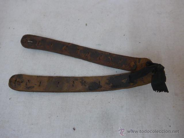 Militaria: Antiguo resto de carrilleras de gorra o casco - Foto 2