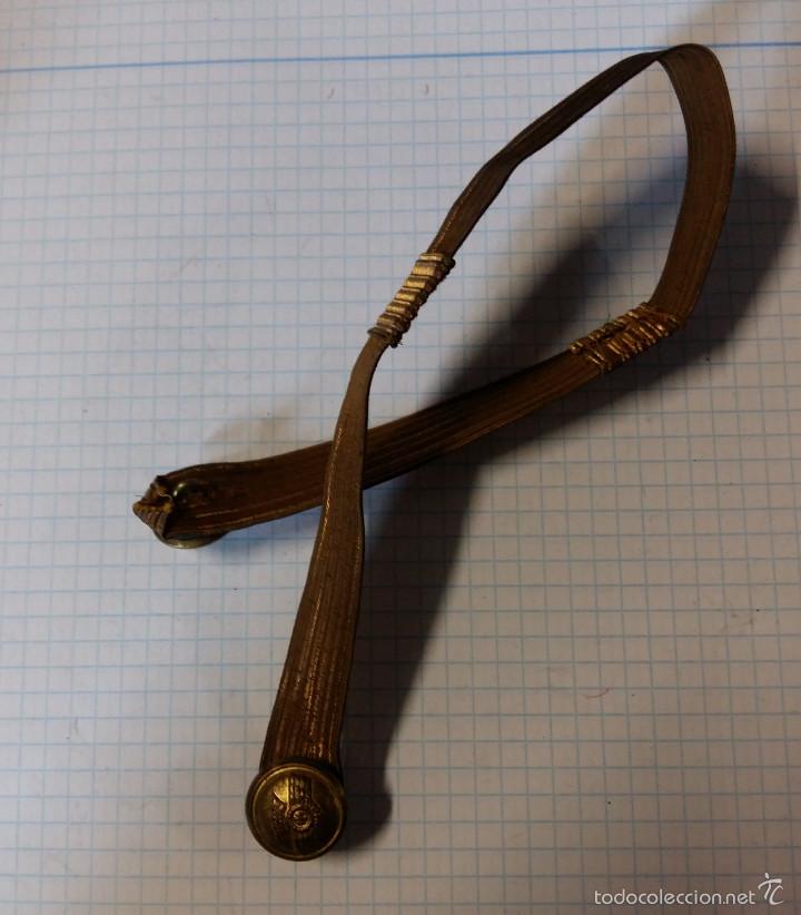 Militaria: Barboquejo de gorra de plato - Foto 1