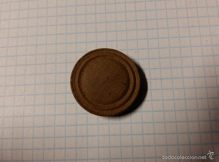 Militaria: Bot&oacute;n de madera, 26 mm - Foto 1