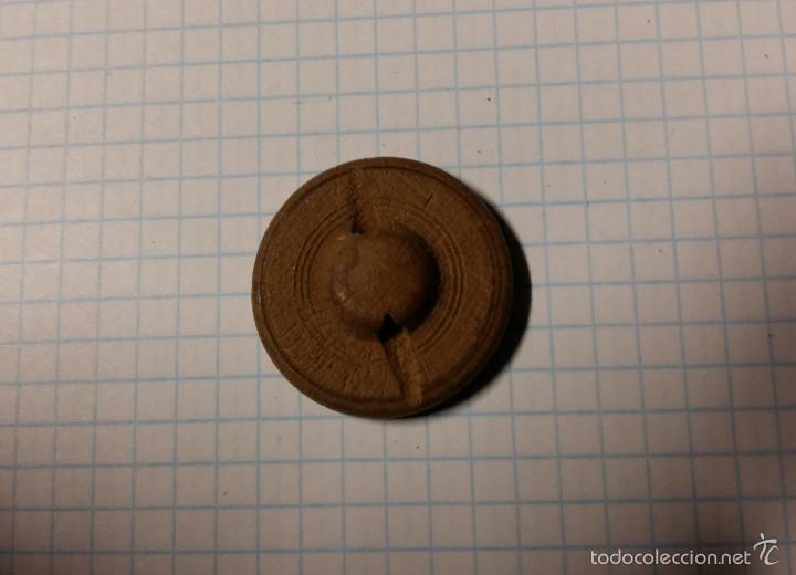 Militaria: Bot&oacute;n de madera, 26 mm - Foto 2