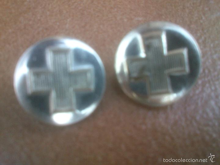 Militaria: Bot&oacute;n cruz roja plateado. - Foto 1