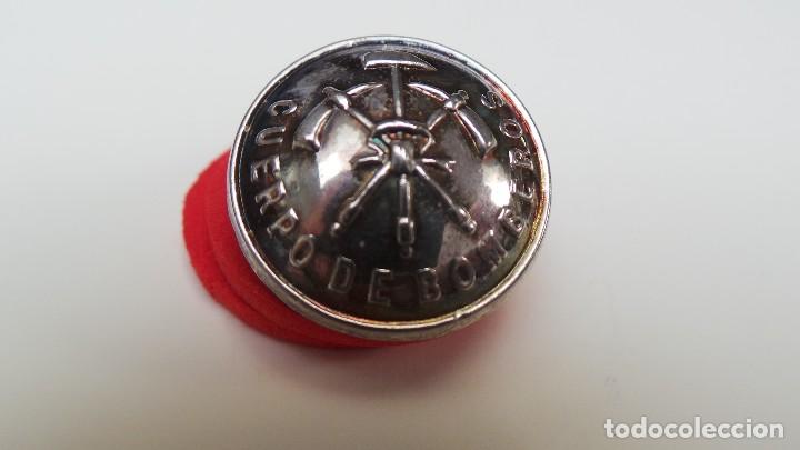 Militaria: Bot&oacute;n del cuerpo de bomberos - Foto 1