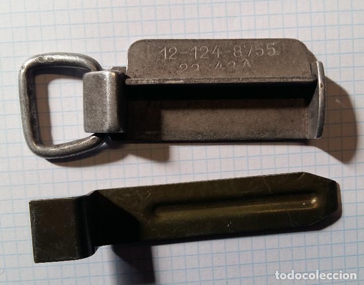 Militaria: Pieza de correaje y palanca - Foto 1