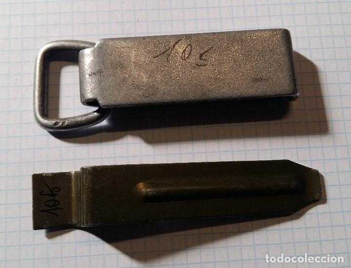 Militaria: Pieza de correaje y palanca - Foto 2