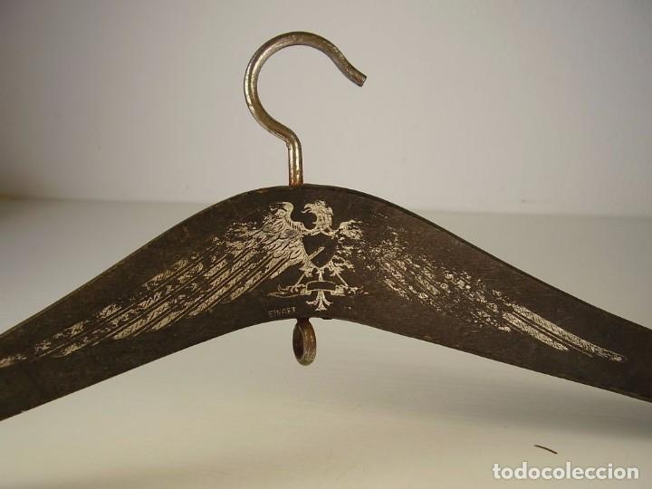 Militaria: Percha. 1900 realizada en madera - Foto 1