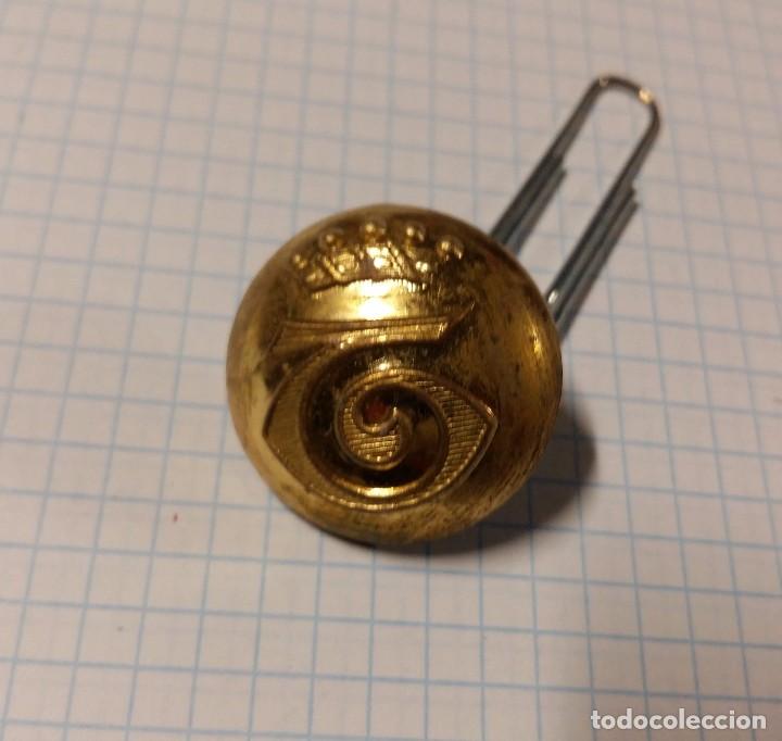 Militaria: Bot&oacute;n con letra, 22 mm - Foto 1