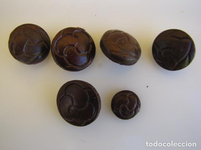 Militaria: 6 Botones Rep&uacute;blica cuero - Foto 1