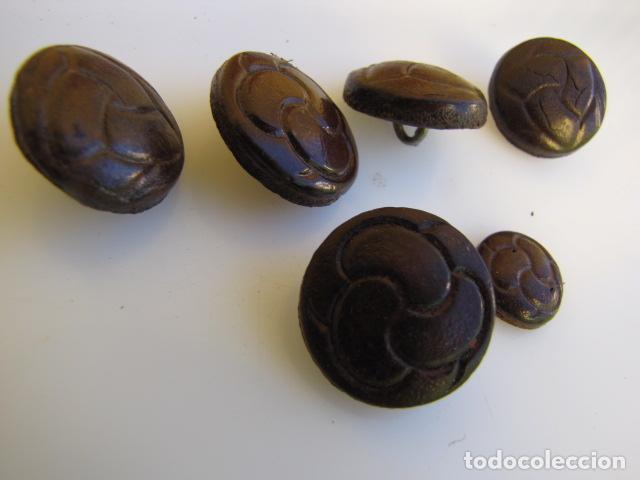 Militaria: 6 Botones Rep&uacute;blica cuero - Foto 2