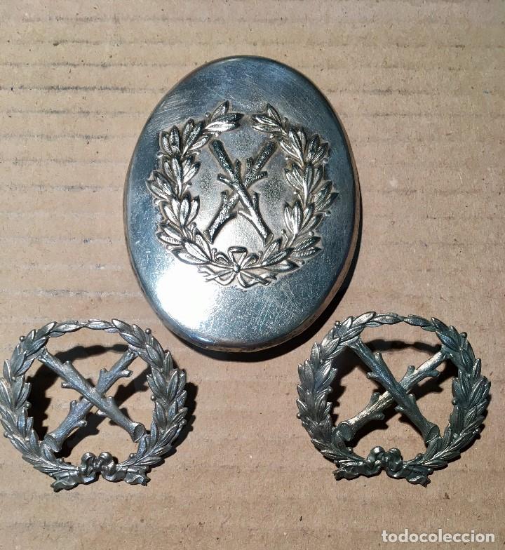 Militaria: CHAPA DE BANDOLERA Y EMBLEMAS DE CUELLO - LANCEROS DE FARNESIO - CABALLERIA - ALFONSO XIII