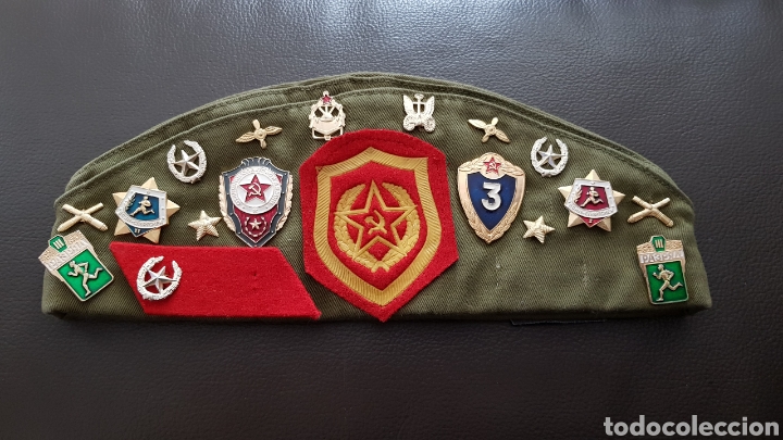 Militaria: Antiguo gorro Militar ejercito Ruso Con bordados e Insignias escudos y pins URSS - Foto 1 - 166480692