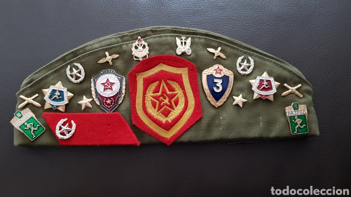 Militaria: Antiguo gorro Militar ejercito Ruso Con bordados e Insignias escudos y pins URSS - Foto 2 - 166480692