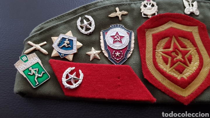Militaria: Antiguo gorro Militar ejercito Ruso Con bordados e Insignias escudos y pins URSS - Foto 3 - 166480692