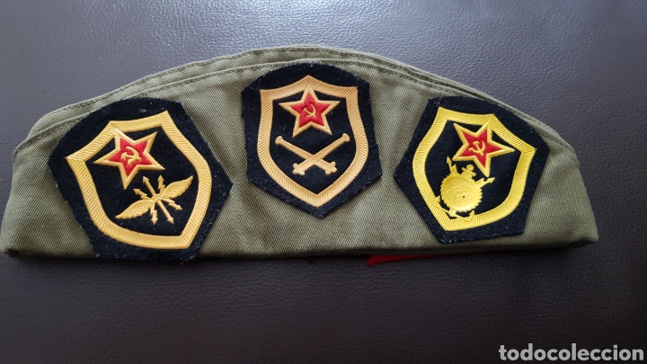 Militaria: Antiguo gorro Militar ejercito Ruso Con bordados e Insignias escudos y pins URSS - Foto 5 - 166480692