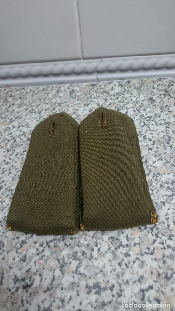 Militaria: 2 HOMBRERAS EJERCITO DE TIERRA - Foto 2
