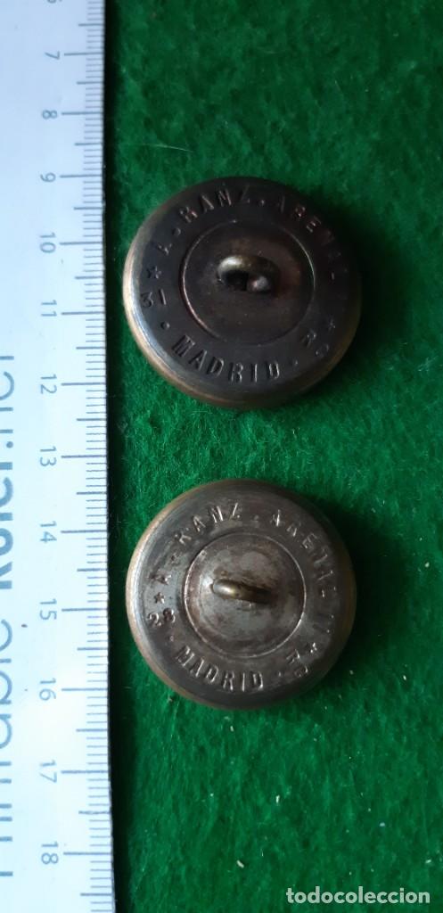 Militaria: PAR DE BOTONES YELMO - Foto 2