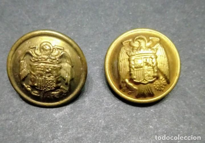 Militaria: Par de botones peque&ntilde;os &eacute;poca de Franco - Foto 1