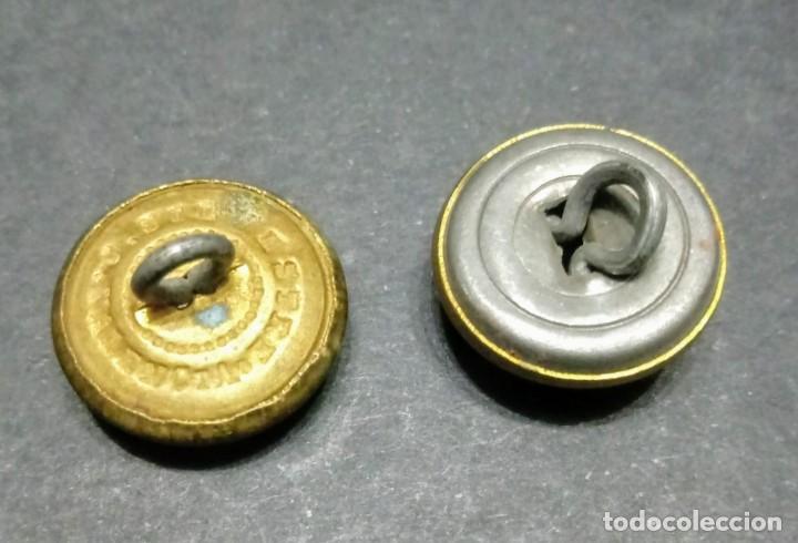 Militaria: Par de botones peque&ntilde;os &eacute;poca de Franco - Foto 2