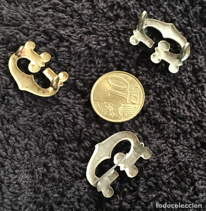 Militaria: LETRAS G PARA CUELLO 2 plateadas 1 bronce - Foto 2