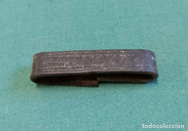 Militaria: Trebilla de cuero de correaje - Foto 1