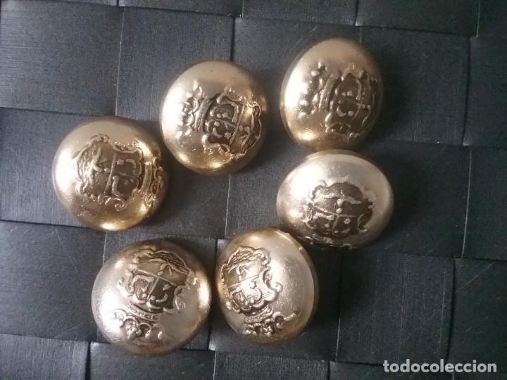 Militaria: Botones con escudo - Foto 1