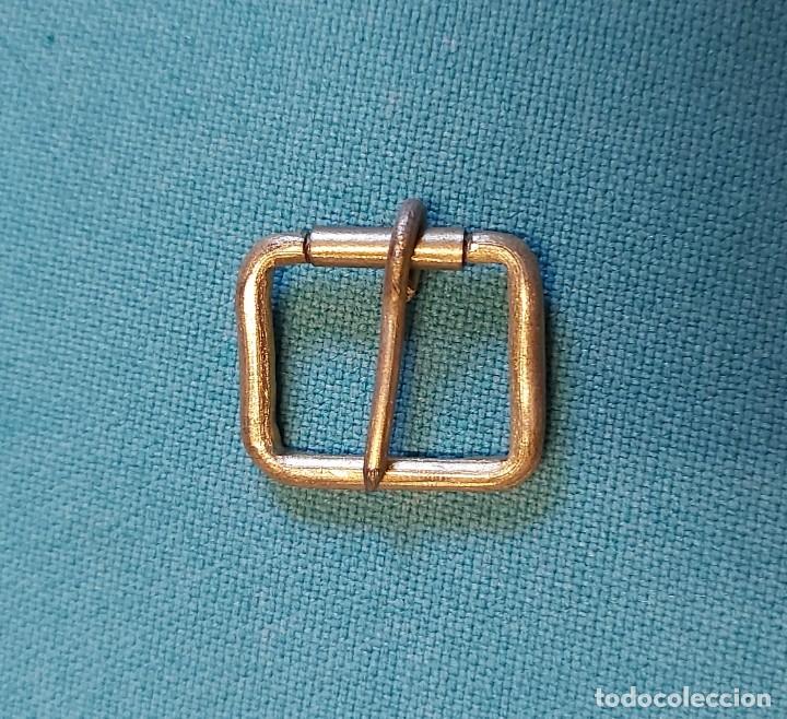 Militaria: Hebilla de correaje, 2,2 x 2 cm aprox. - Foto 1