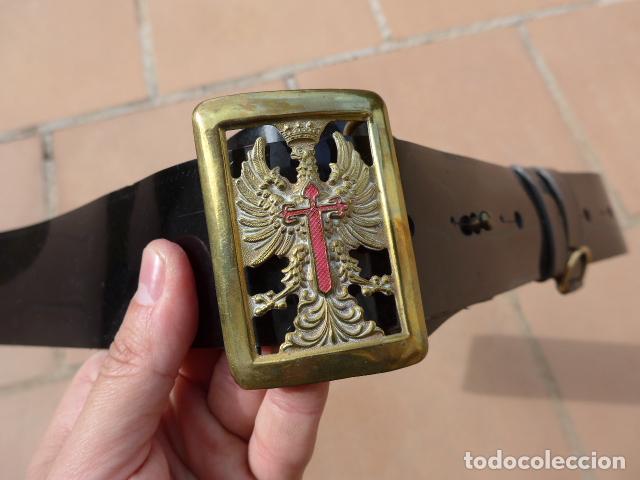Militaria: ANTIGUO CINTURON CON HEBILLA EPOCA DE FRANCO - PLASTICO NEGRO