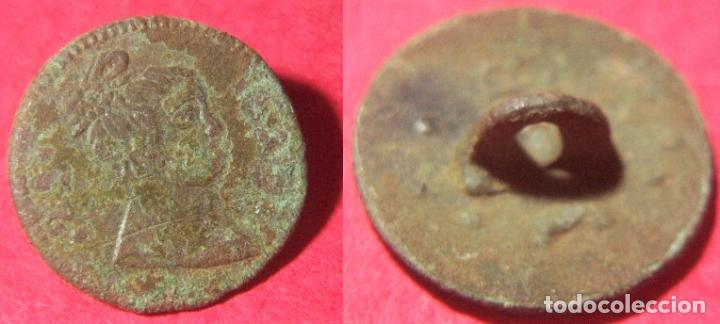 Militaria: Bot&oacute;n con el busto de Isabel II - Foto 1