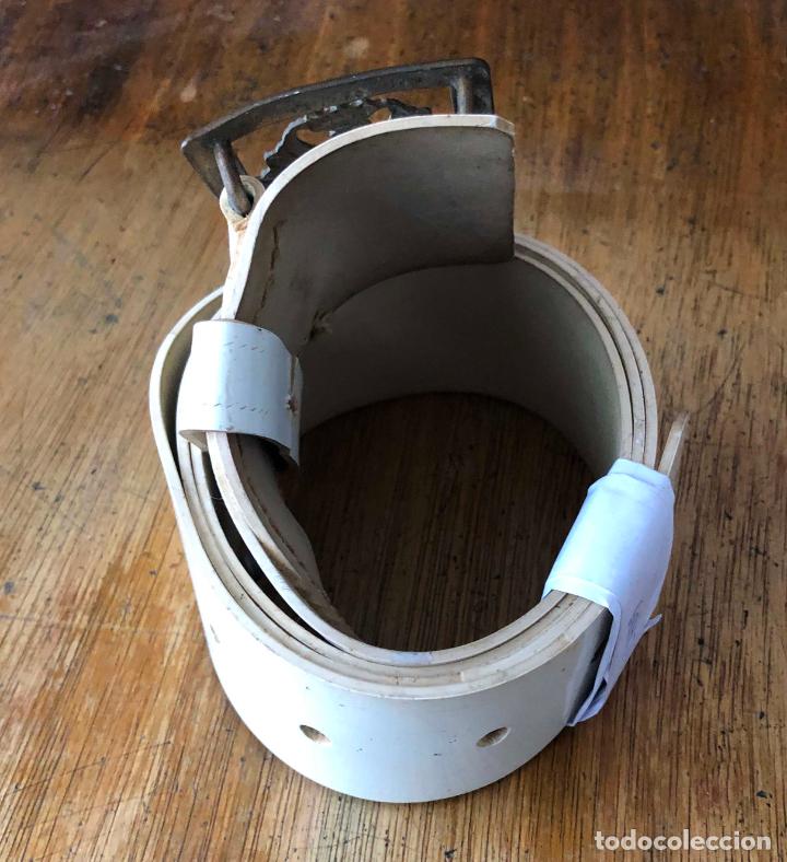 Militaria: CE&Ntilde;IDOR BLANCO CON HEBILLA - Foto 2