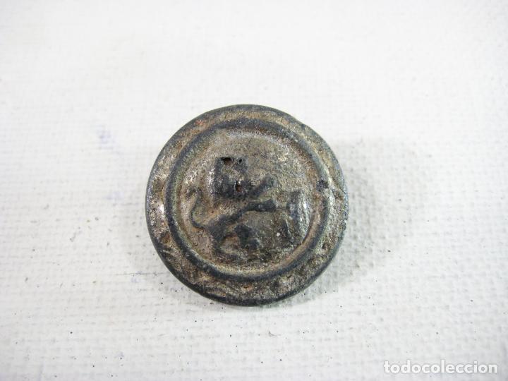 Militaria: EXTRA&Ntilde;O BOT&Oacute;N O REMACHE DEL EJ&Eacute;RCITO. 22 MM - Foto 1