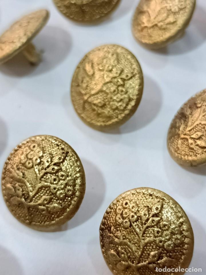 Militaria: BOT&Oacute;N DE LAT&Oacute;N ENVEJECIDO - Foto 1