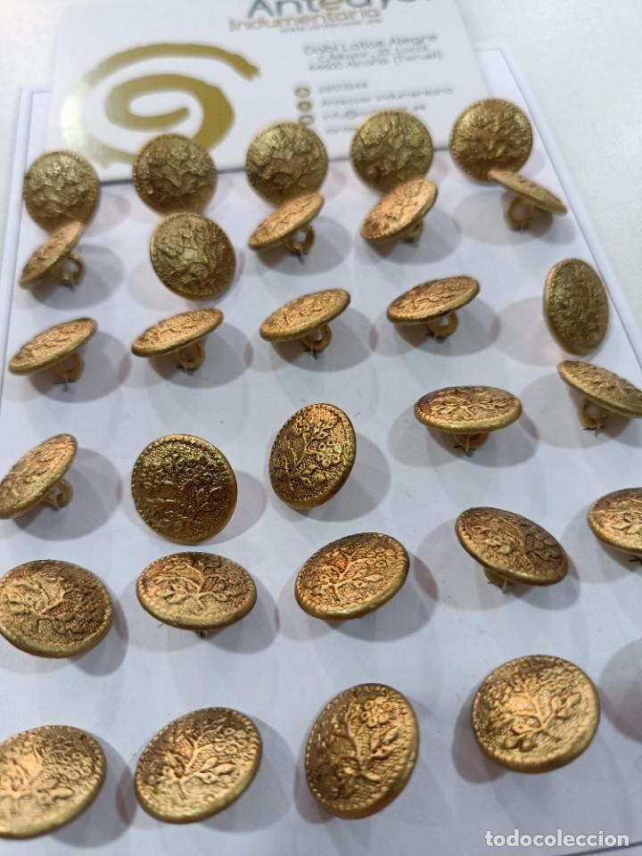 Militaria: BOT&Oacute;N DE LAT&Oacute;N ENVEJECIDO - Foto 2
