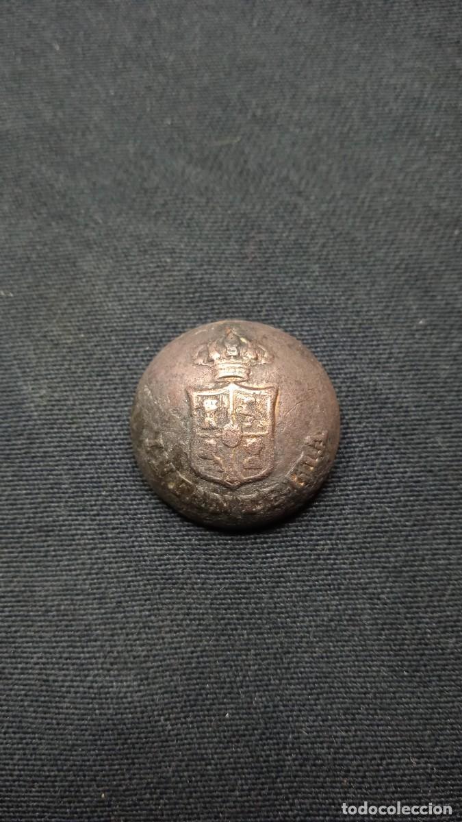 Militaria: Antiguo bot&oacute;n Infanter&iacute;a. - Foto 1