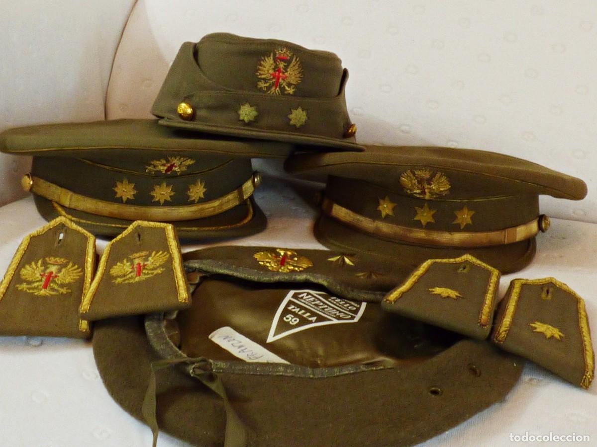 Militaria: GORRAS DE PLATO DE CAPITAN Y CORONEL, GORRA MONTA&Ntilde;ERA, BOINA, HOMBRERAS OFICIAL Y COMANDANTE