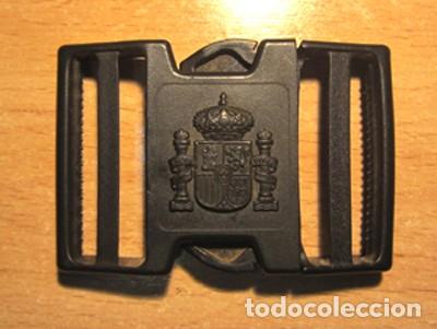 Militaria: HEBILLA DE PLASTICO CON EMBLEMA CONSTITUCIONAL - Foto 1