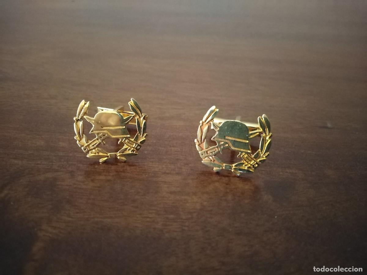 Militaria: Gemelos Casco y espadas. - Foto 1